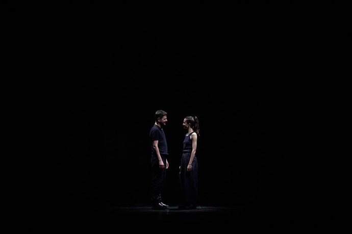 La Sala L'Horta pone en escena este sábado, 25 de abril, 'Original Greek', la nueva comedia dramática creada e interpretada por Marina Alegre y Toni Agustí que plantea el "dilema ético" de hacer turismo en un mundo gentrificado.