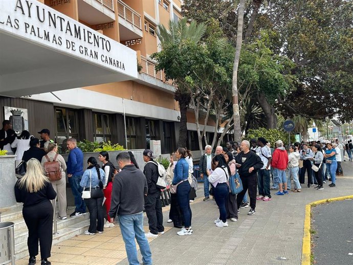 Ciudadanos esperando en la entrada de las Oficinas Municipales de Las Palmas de Gran Canaria