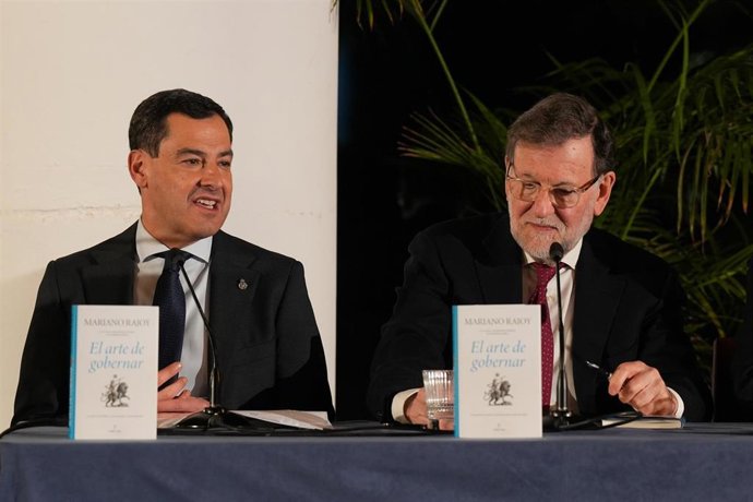 Archivo - El presidente de la Junta de Andalucía, Juanma Moreno, durante la presentación del libro "El arte de gobernar". A 14 de enero de 2025 en Sevilla. (Foto de archivo).