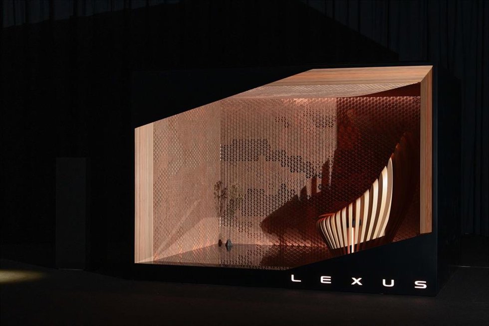 "The Crafted Cosmos", Una Instalación Creada Por Artesanos Japoneses En Colaboración Con Diseñadores Internos De Lexus, Que Convierte La Sala En Un Cosmos Hecho A Mano.
