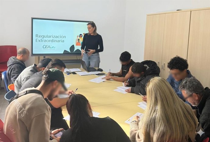 Una sesión informativa sobre el proceso de regularización a personas extranjeras llevada a cabo por Ceain en Jerez de la Frontera (Cádiz)