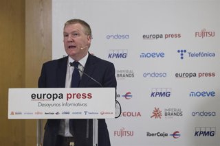 El Comisario Europeo de Democracia, Justicia, Estado de Derecho y Protección de los Consumidores, Michael McGrath, durante un desayuno informativo organizado por Europa Press, a 21 de abril de 2026, en Madrid (España).