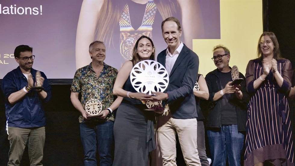 Camila Flechas recibe el premio
