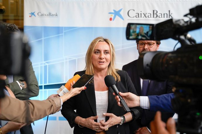 Archivo - La alcaldesa de Granada, Marifrán Carazo, atiende a los medios de comunicación, en una imagen de archivo.