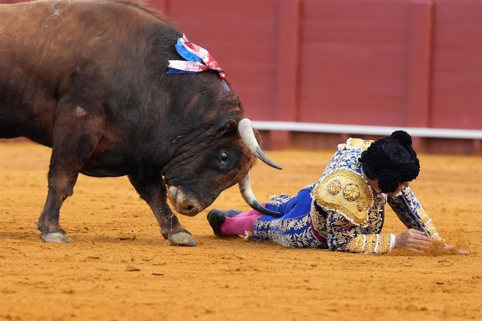Cogida de Morante de la Puebla en la décima corrida de la Feria de Sevilla.