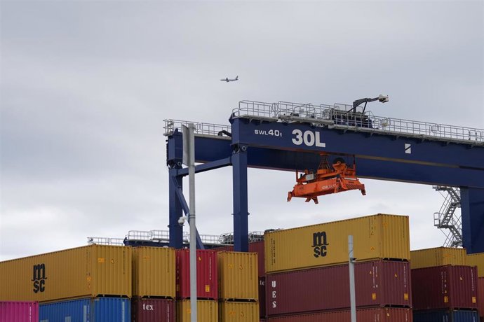 Archivo - Contenedores de exportación en el Puerto de Barcelona