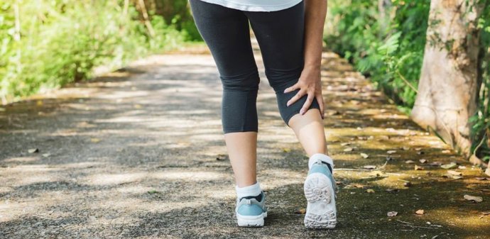 Experto afirma que el dolor al caminar que desaparece en reposo es "señal de alerta" de enfermedad arterial periférica