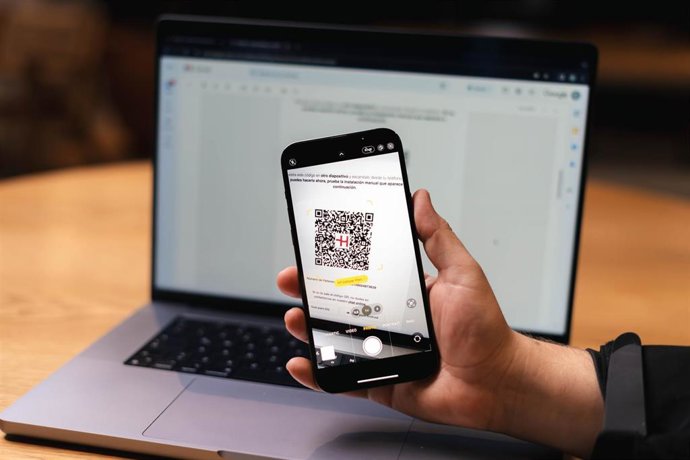 Archivo - Economía/Empresas.- La autonomía en la conexión y el auge de las eSIMs marcan el futuro de los viajes corporativos