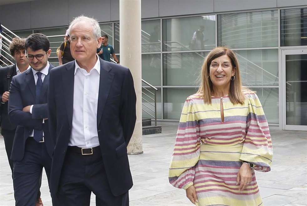 Archivo - La presidenta de Cantabria, María José Sáenz de Buruaga, y el consejero de Industria, Eduardo Arasti
