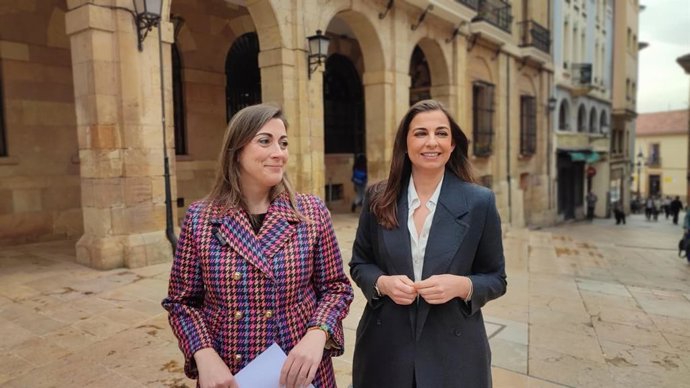 Las concejalas de Vox en Oviedo, Sonsoles Peralta (Portavoz) y Alejandra González.