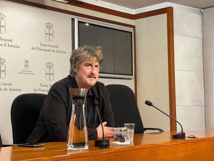 El portavoz de IU-Convocatoria por Asturies, Xabel Vegas, en rueda de prensa este martes.