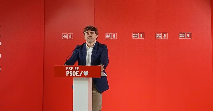 El secretario general del PSE-EE. Eneko Andueza, en una rueda de prensa en Bilbao.