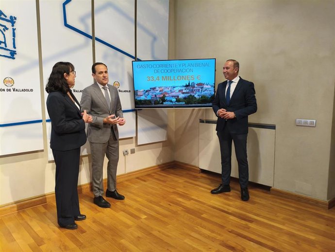 La diputada delegada del Servicio de Asesoramiento Local, Sonia Alonso, el presidente de la Diputación de Valladolid, Conrado Íscar, y el diputado delegado de Hacienda, Víctor Alonso Monge, durante la presentación.