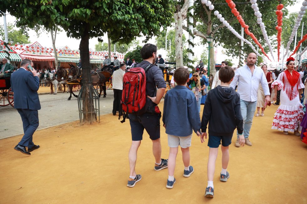 Dos niños pasean por el interior del Real de la Feria