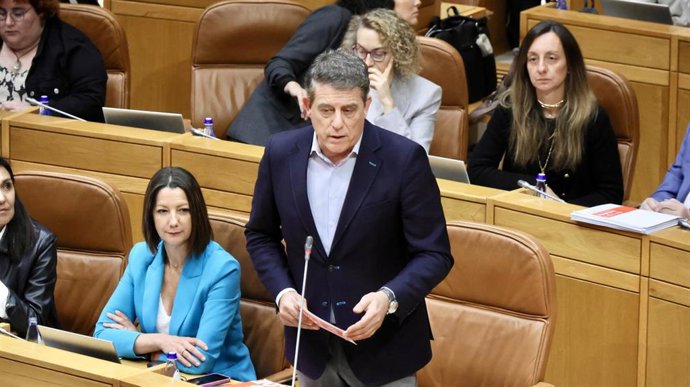 El secretario xeral del PSdeG, José Ramón Gómez Besteiro, pregunta al presidente de la Xunta en la sesión de control en el Parlamento.