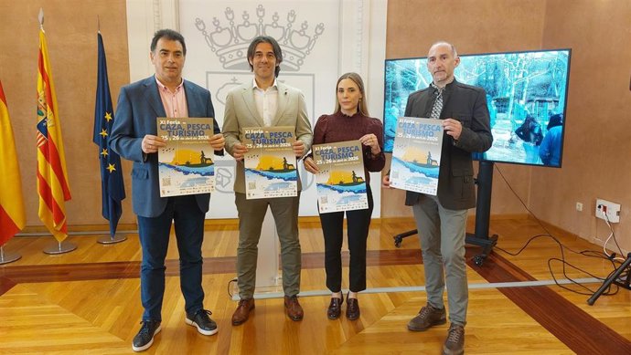 El alcade de Illueca, Javier Vicente; el diputado provincial José Carlos Tirado; la concejala de Illueca Marta Santander; y el organizador de la Feria de Caza, Pesca y Turismo de Illueca, Miguel Ángel Pascual.