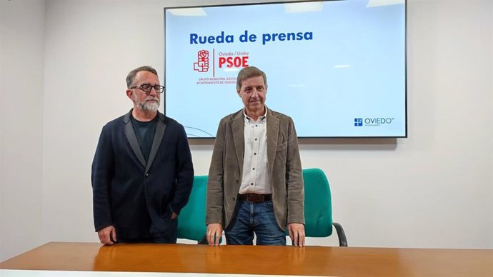 El portavoz del PSOE de Oviedo, Carlos Fernández Llaneza, y el concejal Juan Álvarez Areces