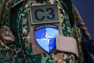 Archivo - Imagen de archivo de la bandera de la OTAN en un uniforme.