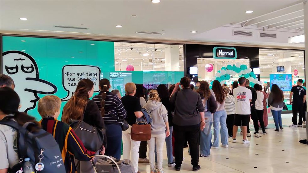 Largas colas para la apertura de Normal en Vallsur