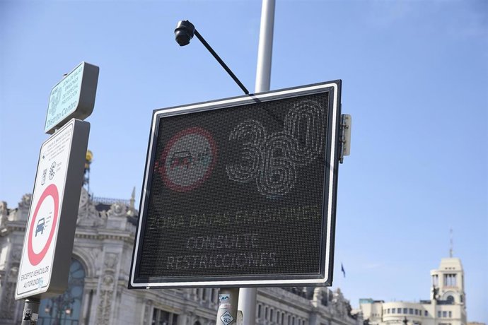 Archivo - Cartel de Zona de Bajas Emisiones, en la Plaza de Cibeles, a 19 de marzo de 2026, en Madrid (España). 