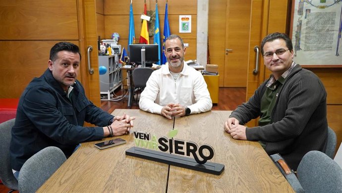 Encuentro entre el alcalde de Siero, Ángel García, y  el nuevo secretario general de la comarca Oviedo-Siero de UGT Asturias, Alejandro Álvarez; y el secretario general de UGT Asturias, Javier Fernández Lanero.