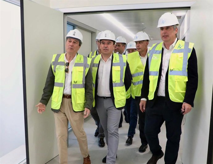 El 'president' de la Generalitat, Juanfran Pérez Llorca (c), y el conseller de Sanidad, Marciano Gómez (i), este martes durante una visita a las obras de ampliación del Hospital de Orihuela (Alicante)