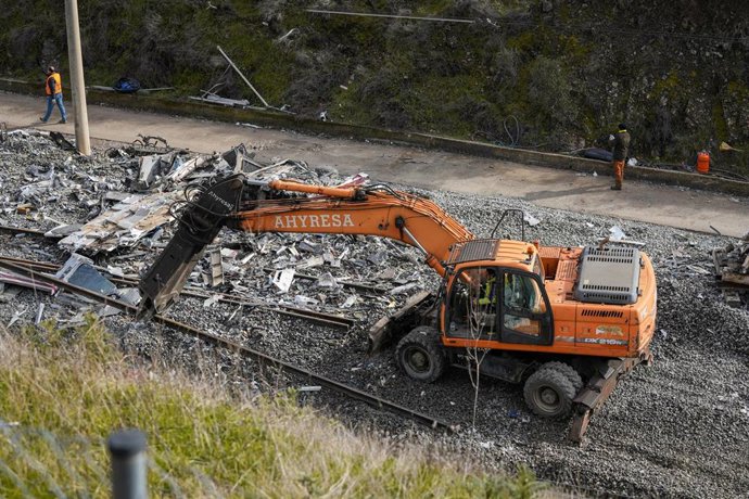 Archivo - Trabajadores realizan tareas de retirada de los vagores en el punto de las vías donde tuvo lugar el accidente de trenes de Adamuz, a 24 de enero de 2026 en Adamuz (Córdoba, Andalucía).