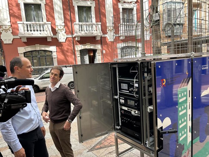 El concejal de Medio Ambiente, Alejandro García Pellitero, observa la nueva 'mini estación' de medición del aire.