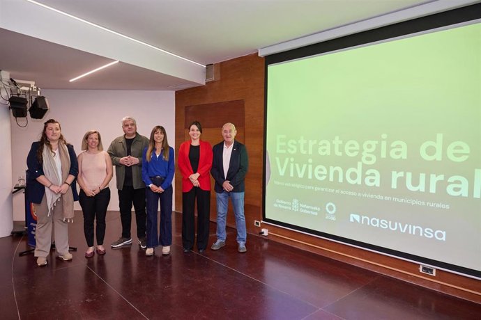 La vicepresidenta Alfaro junto al alcalde de Olite, Josu Etxarri; la directora general de Vivienda; Elga Molina y el director gerente de Nasuvinsa, Javier Burón; y representantes de otros municipios