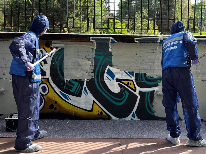 Grafiteros realizan tareas de limpieza en el Parque de la Bombilla que sustituyen a las sanciones por vandalizar superficies