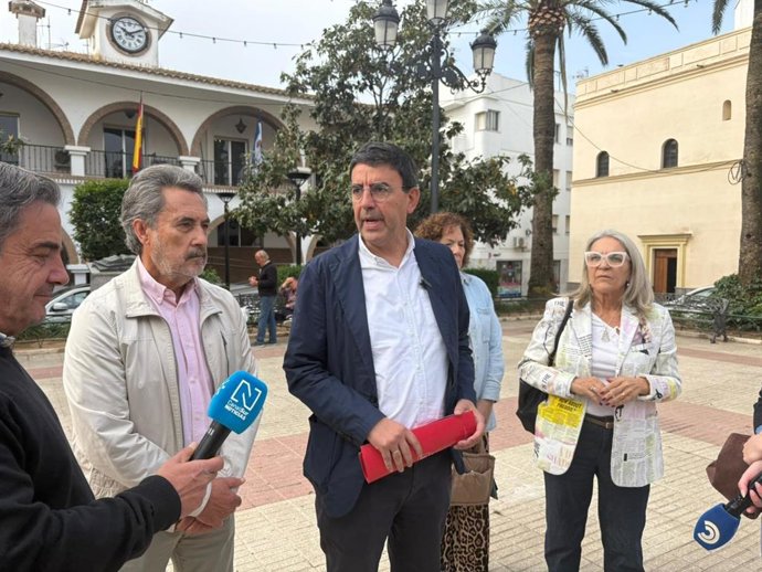 El candidato número 2 por el PSOE de Huelva al Parlamento andaluz Mario Jiménez a las puertas del Ayuntamiento de Lepe.