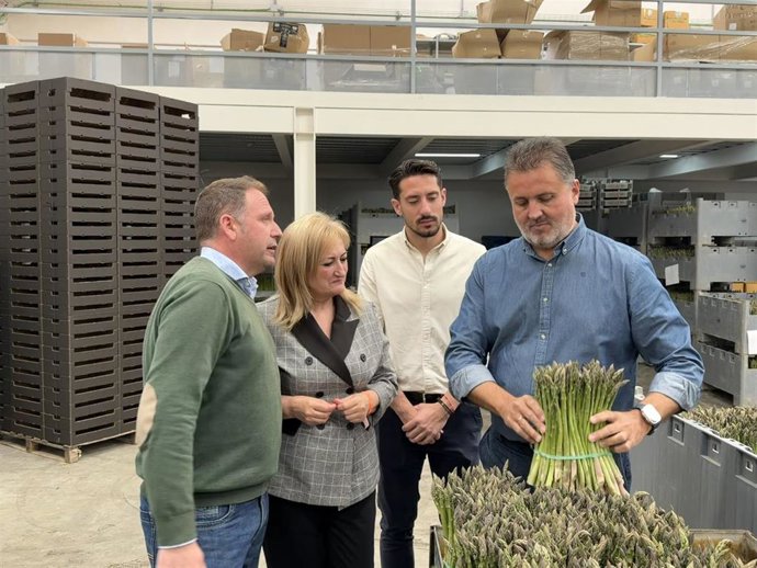 Los candidatos del PP por Granada a las elecciones del 17 de mayo Manuel Francisco García y Celia Santiago, han visitado este martes la Cooperativa Agrícola San Francisco (Cosafra).