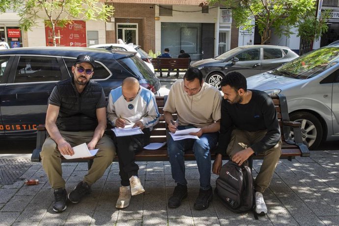 Archivo - Oficinas de Correos, de la Seguridad Social y de Extranjería comienzan a atender a migrantes sobre la regularización extraordinaria aprobada por el Gobierno.
