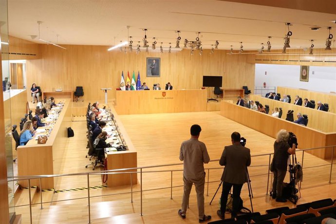 Archivo - Pleno de la Diputación de Málaga en una imagen de archivo. 