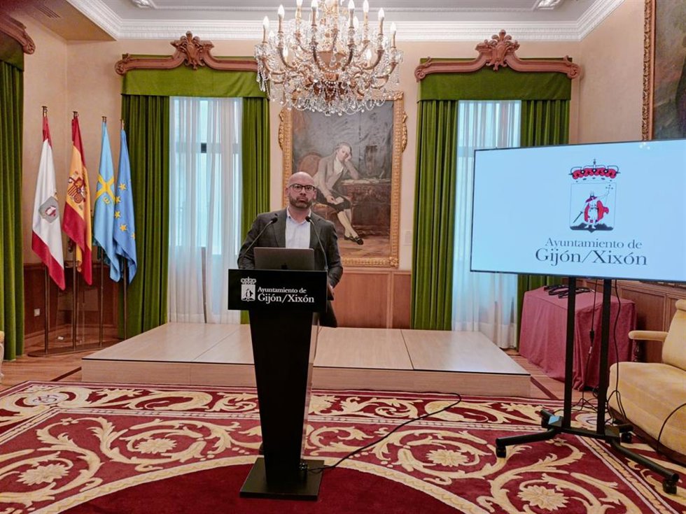 El portavoz de la Junta de Gobierno de Gijón, Jesús Martínez Salvador, en rueda de prensa en el Consistorio gijonés.