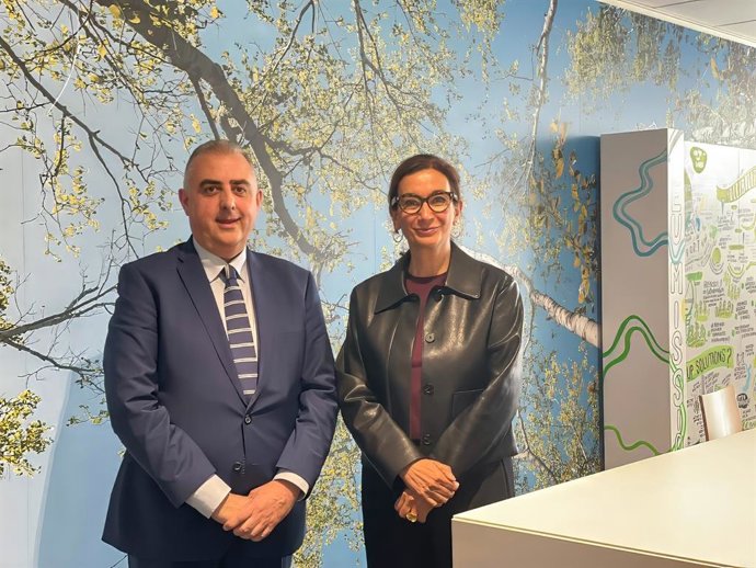 El consejero de Medio Ambiente, Roberto Media, con la directora de Acción por el Clima de la Comisión Europea, Beatriz Yordi