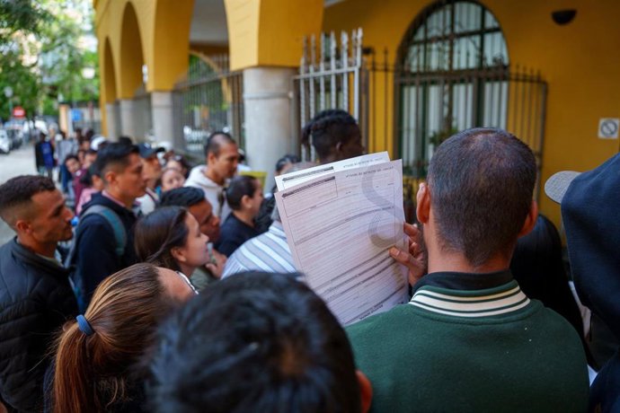 Personas migrantes hacen cola para la tramitación de su regularización administrativa en Sevilla. A 20 de abril de 2026 en Sevilla.