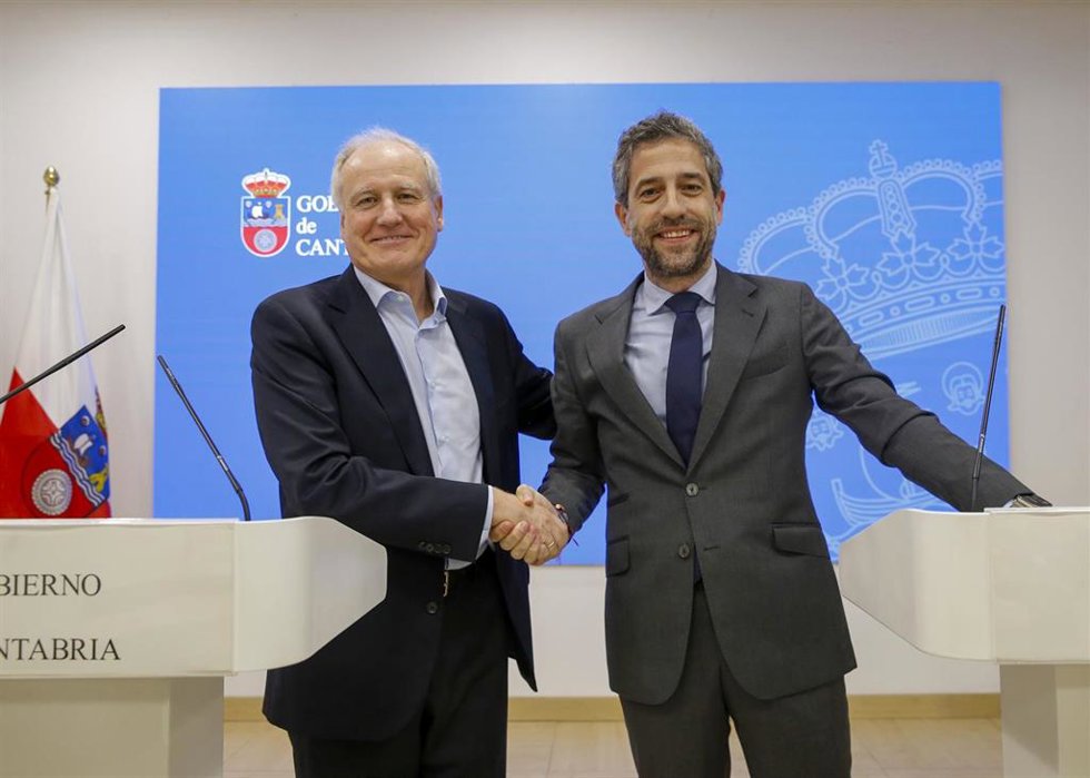 El consejero de Industria, Empleo, Innovación y Comercio, Eduardo Arasti, informa, junto al presidente de Iberaval, César Pontviannne, de los resultados del primer trimestre de esta sociedad de garantía recíproca.