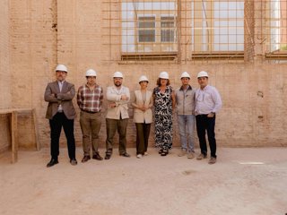 Visita de la secretaria general, Yolanda Sáez, y otros representantes de la FAMP a las obras en la Casa Paterri de Sevilla.