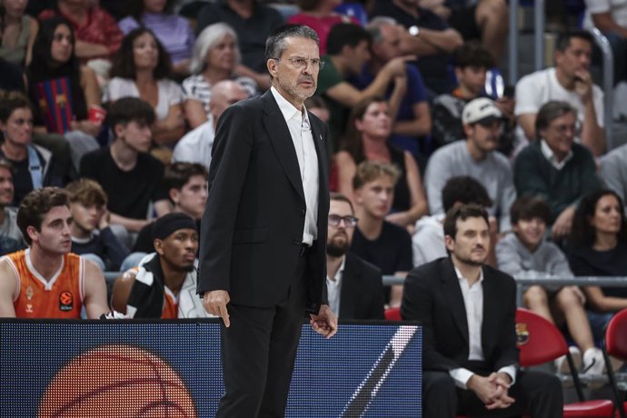 Archivo - Pedro Martinez, head coach of Valencia Basket, looks on during the Turkish Airlines Euroleague 2025/26 League Phase MD3, match played between FC Barcelona and Valencia Basket at Palau Blaugrana on October 10, 2025 in Barcelona, Spain.