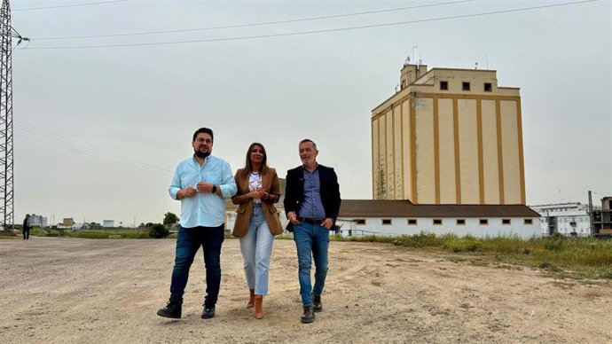 El número dos de la candidatura del PSOE de Sevilla a las elecciones andaluzas, Rafael Recio, en una visita a Lora del Río.