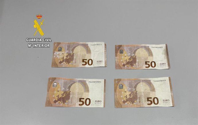 Billetes falsos de 50 euros recuperados tras la detención de un matrimonio en Piloña.