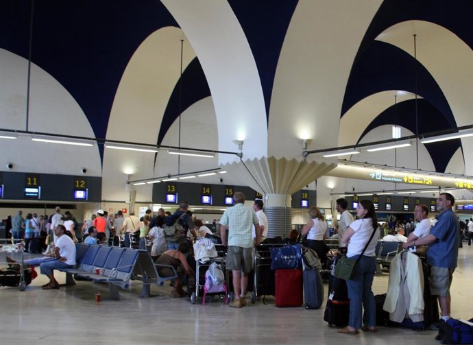 Archivo - Pasajeros en el aeuropuerto de Sevilla