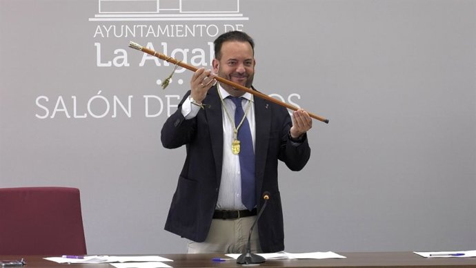 Diego Agüera, reelegido alcalde de La Algaba, con el bastón de mando.