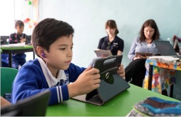 Iberia y ProFuturo, un año de colaboración para impulsar la innovación educativa en escuelas vulnerables de América Latina