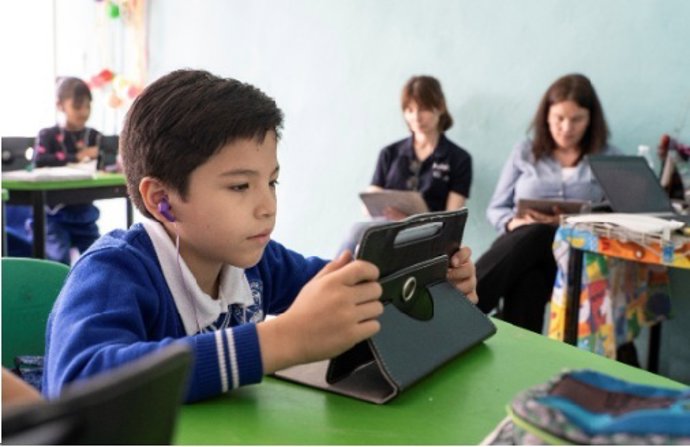 Iberia y ProFuturo, un año de colaboración para impulsar la innovación educativa en escuelas vulnerables de América Latina