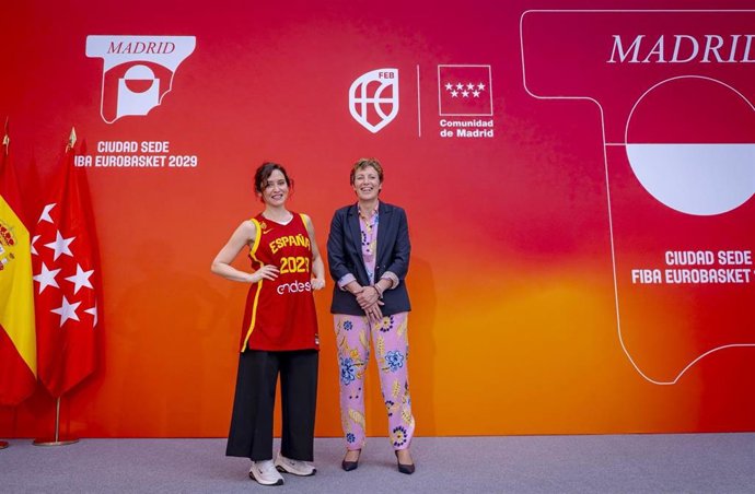 La presidenta de la Comunidad de Madrid, Isabel Díaz Ayuso (izq), y la presidenta de la FEB, Elisa Aguilar, en la presentación del Eurobasket 2029.