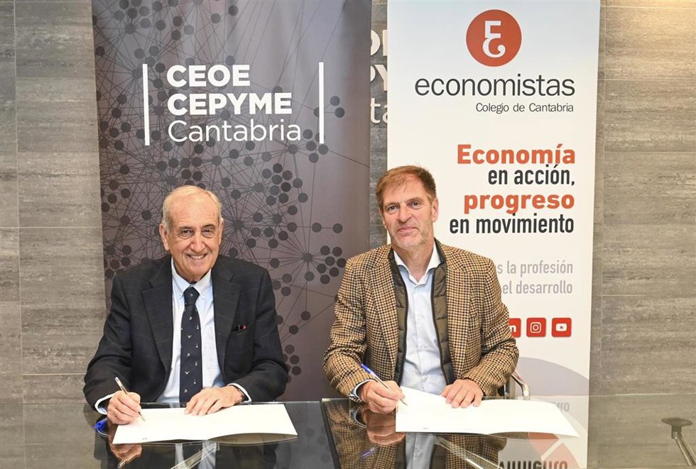 El presidente de CEOE-CEPYME, Enrique Conde, y el del Colegio, Fernando García, suscriben el convenio