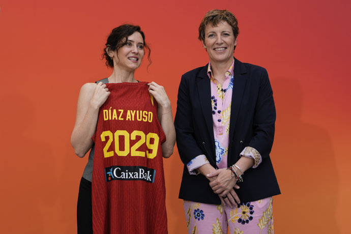 Elisa Aguilar junto a Isabel Díaz Ayuso tras la firma del acuerdo de colaboración entre la FEB y la CAM por el Eurobasket 2029