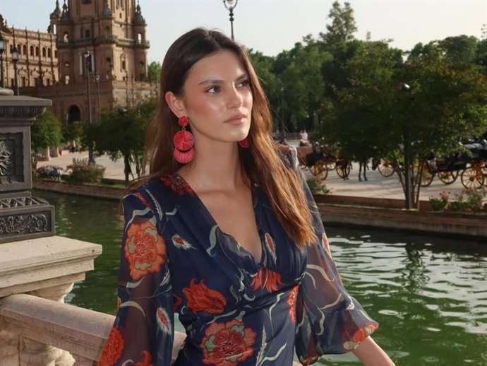 Carlota Melendi, se convierte en una de las más elegantes de 'El Pescaito' con un vestido de invitada perfecto